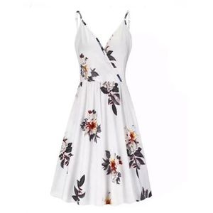 Floral spring dress with interior pocket